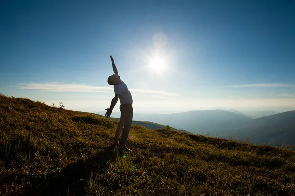 El hombre disfrutando de la libertad —  Fotos de Stock