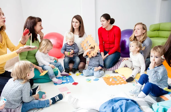 Madres jóvenes con sus hijos —  Fotos de Stock