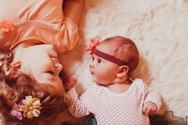 Twee zussen samen — Stockfoto