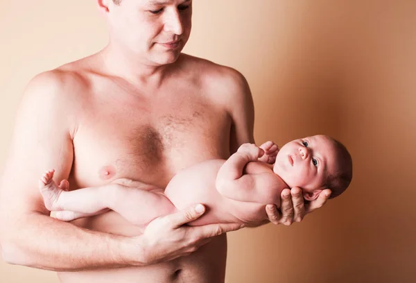 Новорожденный ребенок в руках — стоковое фото