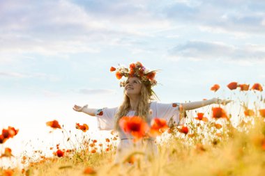 Kadın doğa sahiptir