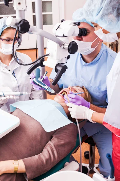 Процедура стоматологии — стоковое фото