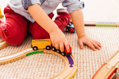 Çocuk tren ile çalış 