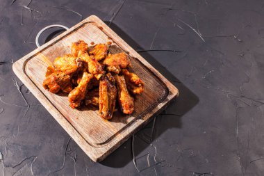 Kızarmış tavuk kanadı. 