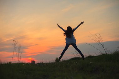 Günbatımı üzerinde mutlu