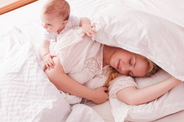 Uykulu anne bebek uyan