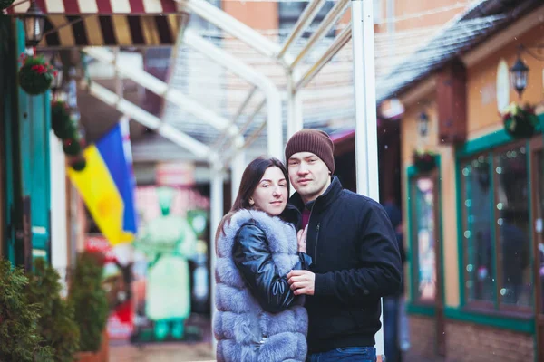 Pareja romántica caminando — Foto de Stock