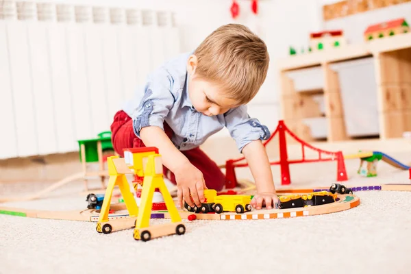 Menino brinca com trem — Fotografia de Stock