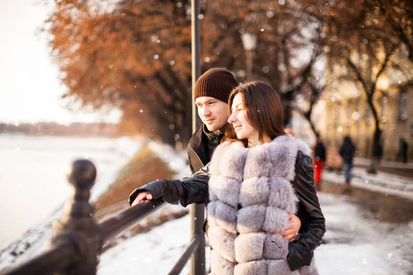 Pareja romántica caminando — Foto de Stock