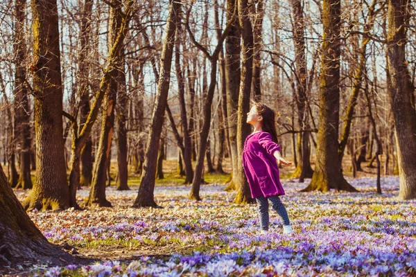 Girl inspired by nature — Stock Photo, Image