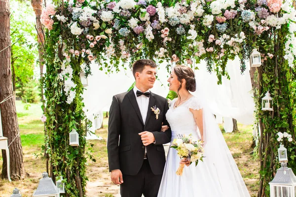 Boda pareja al aire libre —  Fotos de Stock