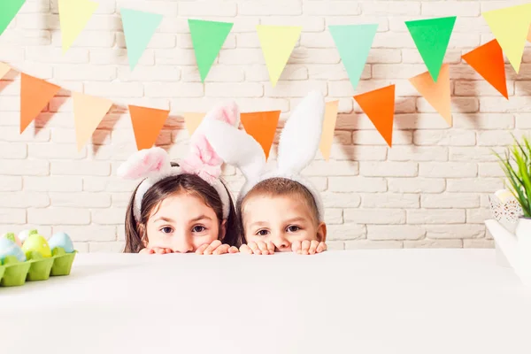 I bambini aspettano la Pasqua — Foto Stock