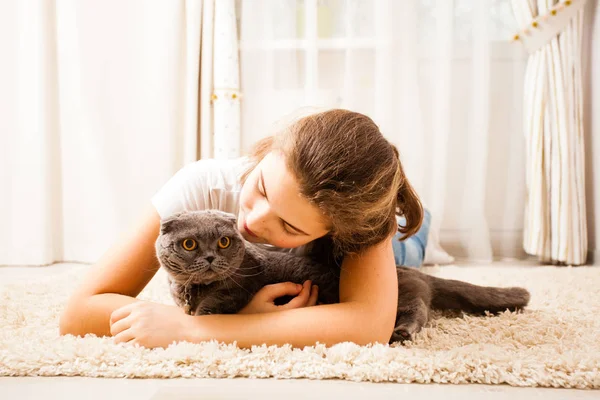 Mädchen mit schottischer Katze — Stockfoto