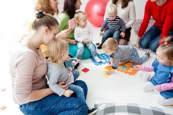 自分の子供と若いママ — ストック写真