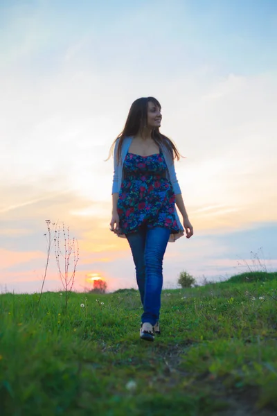 Jonge vrouw loopt — Stockfoto