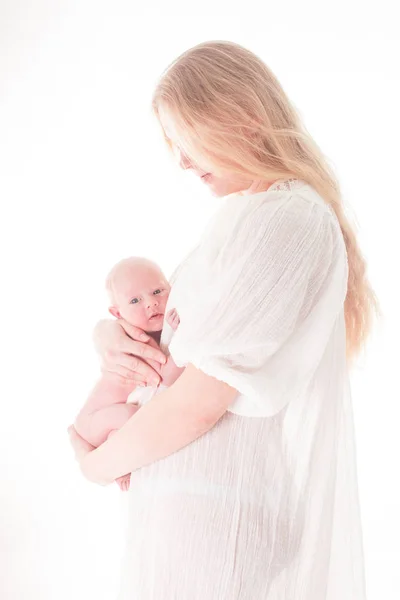 Mãe segurando seu bebê recém-nascido — Fotografia de Stock