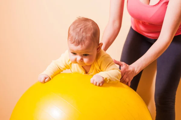 Baby exercises on fitball — Stock Photo, Image