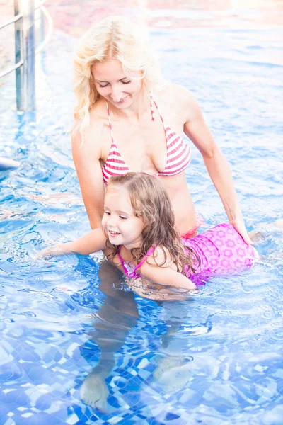 Mutter und Kind im Schwimmbad — Stockfoto
