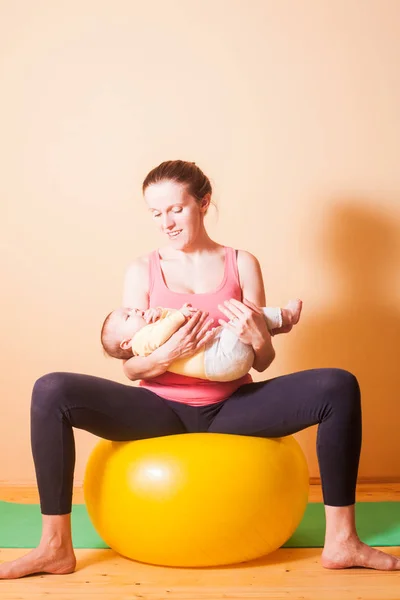 Baby oefeningen op fitball — Stockfoto