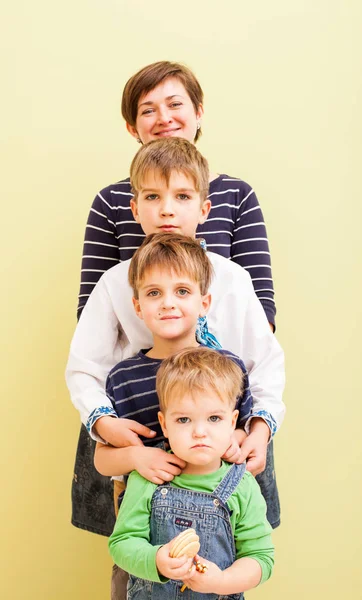 Мать с сыновьями — стоковое фото