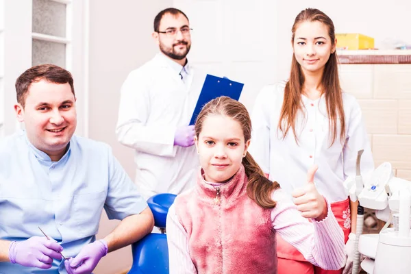 Tiener op de tandheelkundige kliniek — Stockfoto