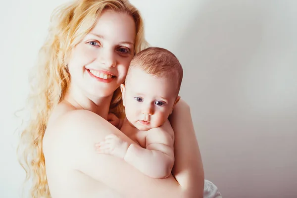 母亲和婴儿 — 图库照片