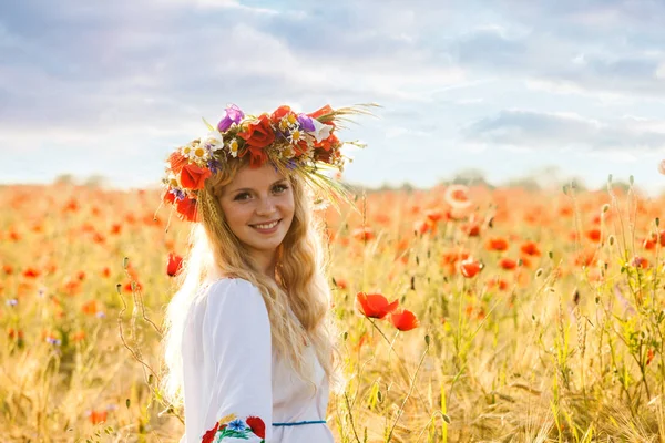 Chica en un campo de amapola —  Fotos de Stock