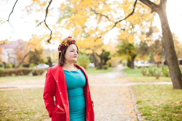 Mujer con corona de otoño — Foto de Stock