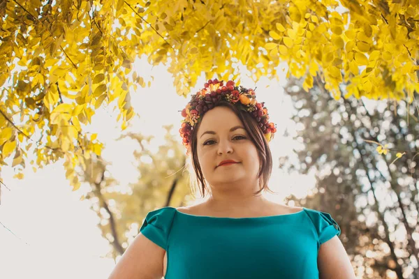 Femme avec couronne d'automne — Photo