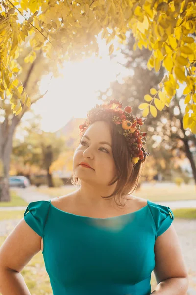 Mulher com coroa de outono — Fotografia de Stock