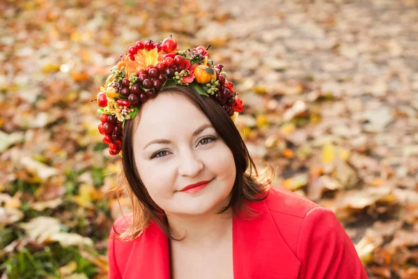 Mulher com coroa de outono — Fotografia de Stock