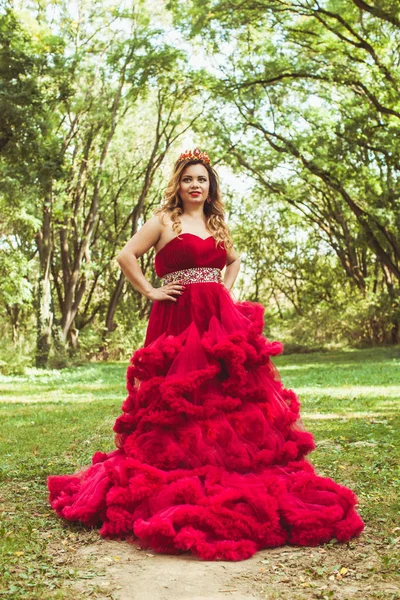 Princesa con corona en vestido rojo nublado — Foto de Stock