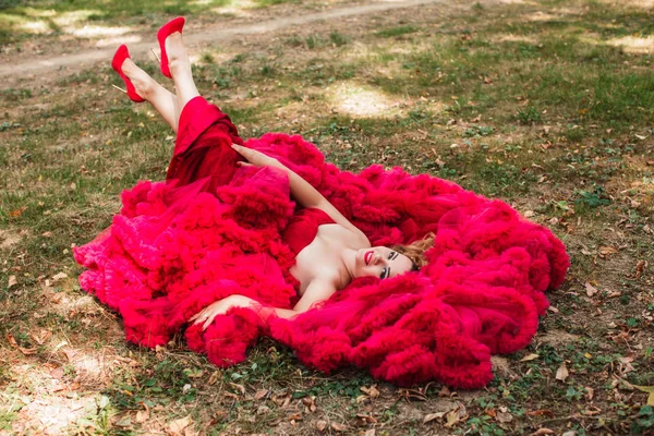 女人穿着红色多云 — 图库照片