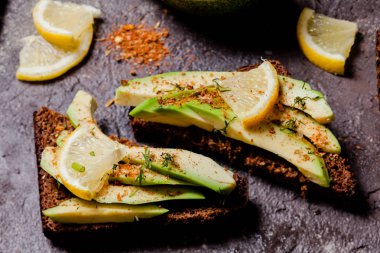 Vegan avokado sandviç