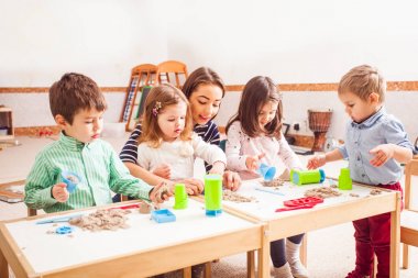 Kinetik kum ile çocuk oyun