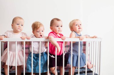 Üç bebek kız beşik içinde