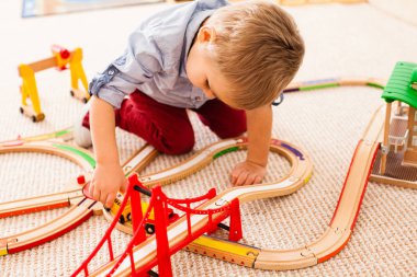 Çocuk tren ile çalış 