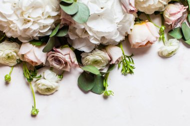 Beyaz çiçekler kenarlık