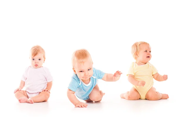 Conceito de infância. Bebês bonitos no fundo branco — Fotografia de Stock