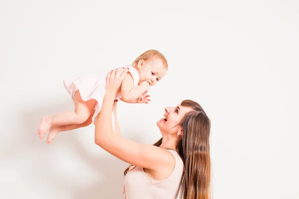 Tirar bebé con mamá — Foto de Stock