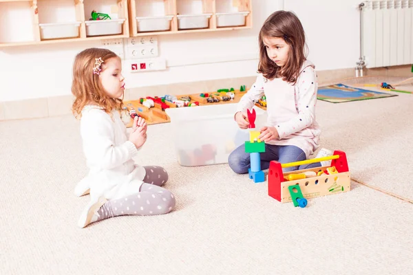 Las niñas están jugando con cubos — Foto de Stock