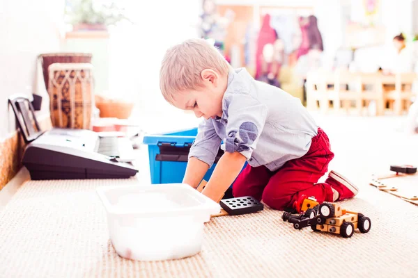 Chico está jugando con algunos detalles . — Foto de Stock