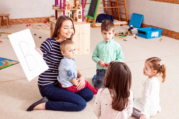 Teacher teaches preschoolers — Stock Photo, Image