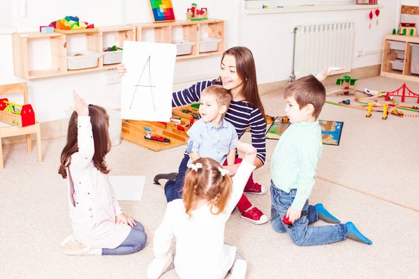 Leraar leert peuters — Stockfoto