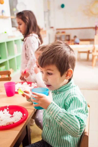幼稚園で食べる時間 — ストック写真