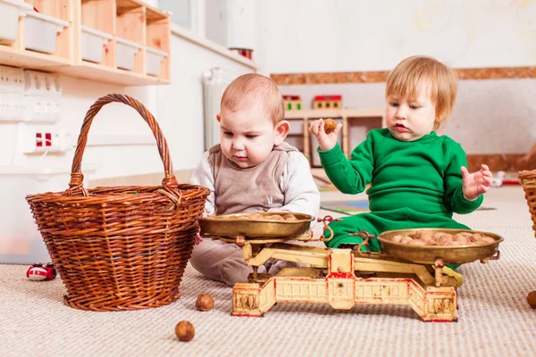 Dois meninos bonitos estão jogando juntos — Fotografia de Stock