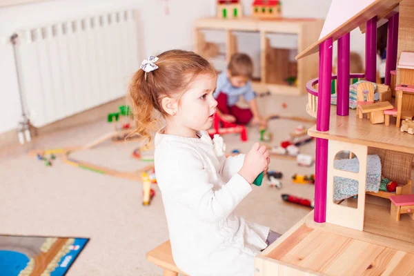 La fille joue avec la barby house — Photo