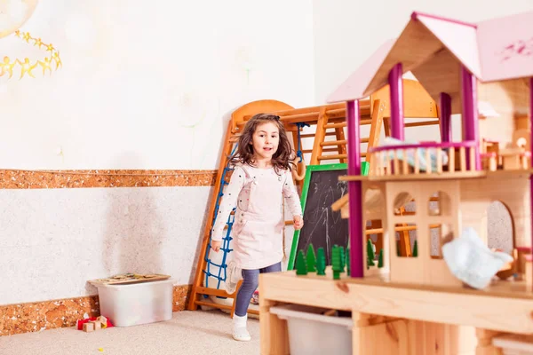 Fröhliches Mädchen im Kindergarten — Stockfoto