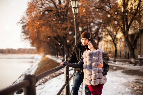 Pareja romántica caminando —  Fotos de Stock