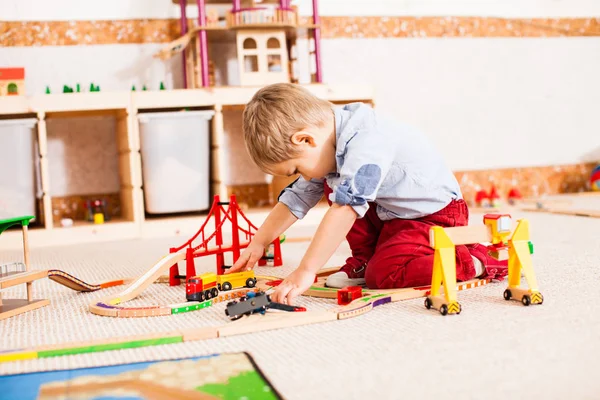 Menino brinca com trem — Fotografia de Stock